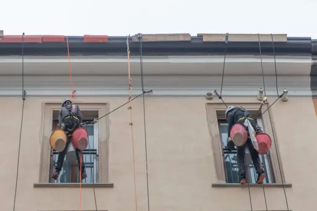 Chantiers de grande hauteur : pourquoi la tour escalier est plus efficace qu'un échafaudage classique ?