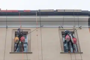 Chantiers de grande hauteur : pourquoi la tour escalier est plus efficace qu'un échafaudage classique ?