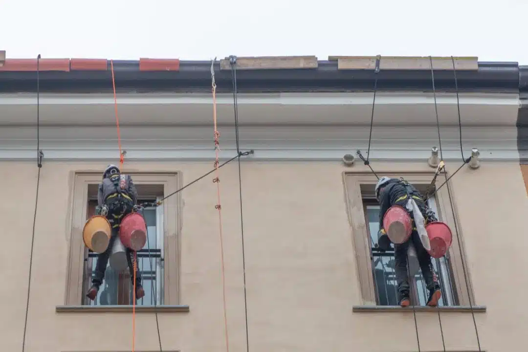 Chantiers de grande hauteur : pourquoi la tour escalier est plus efficace qu'un échafaudage classique ?
